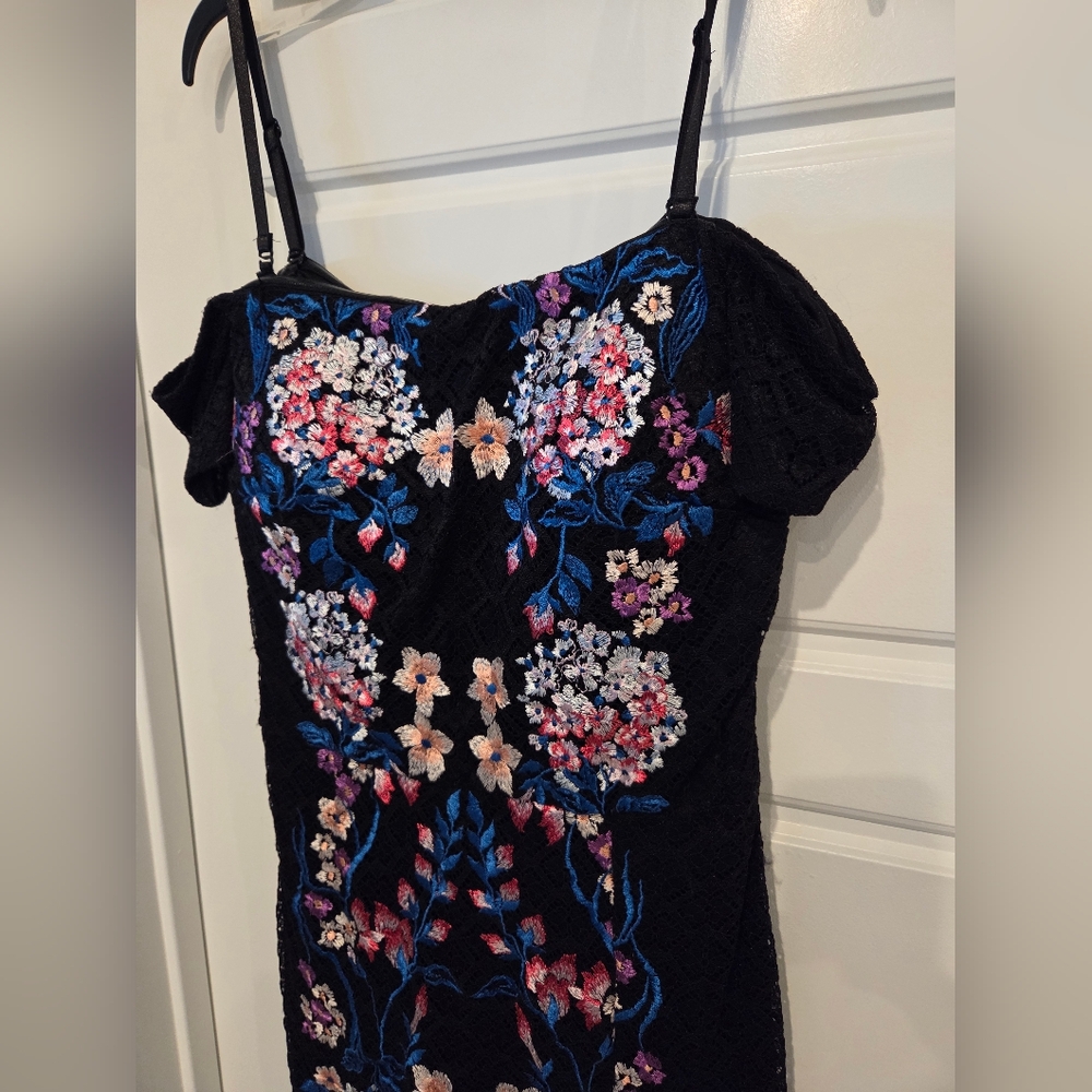 GUESS WOMEN'S EMBROIDERED PEPLUM FLORAL DRESS SIZE 8 - Picture 5 of 10